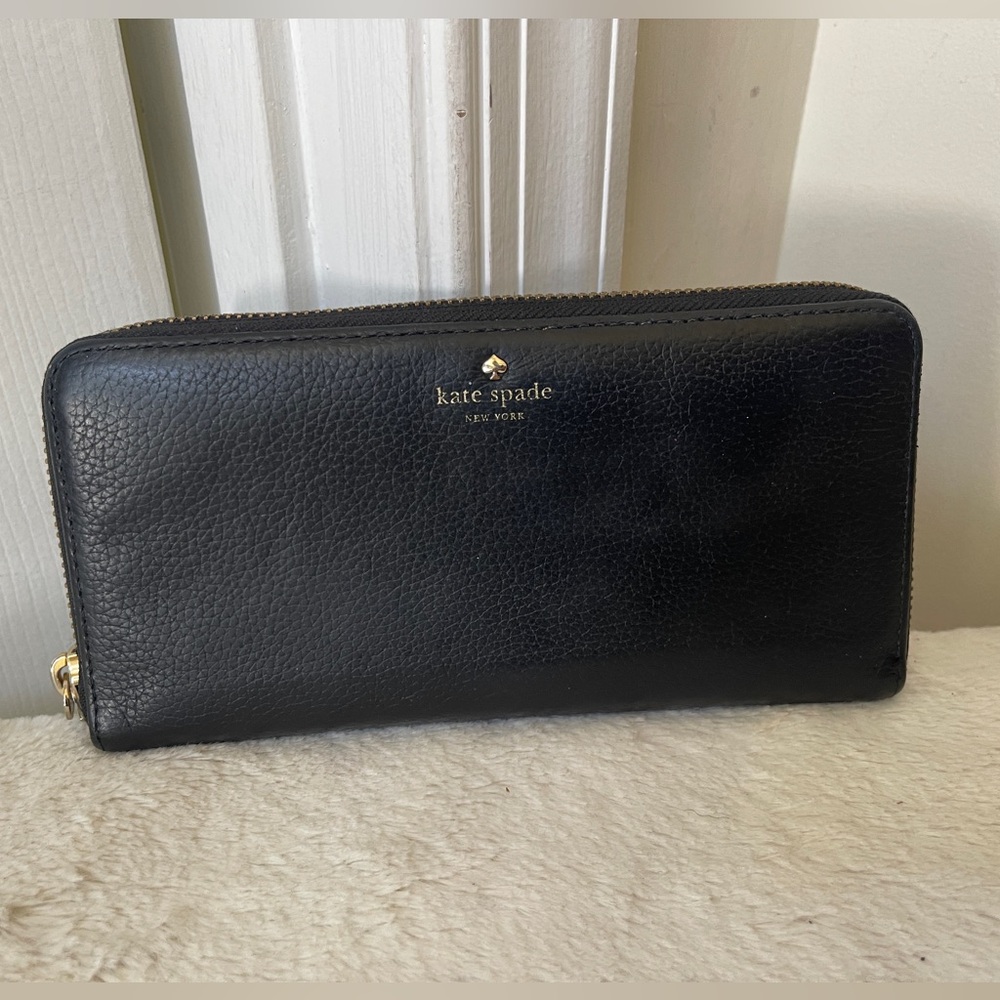 Kate Spade ♠️ zip around leather Wallet GUC